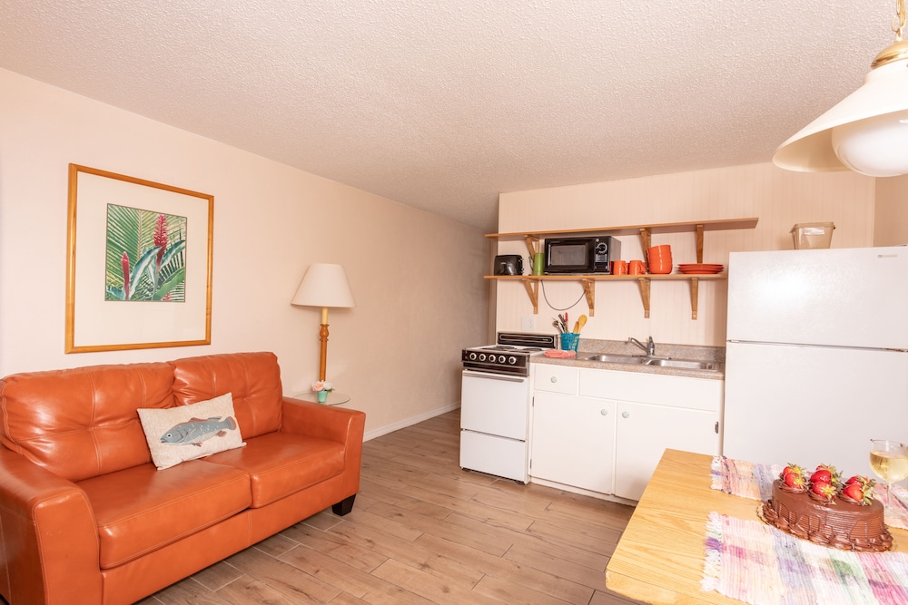 Suite, 1 King Bed, Kitchen