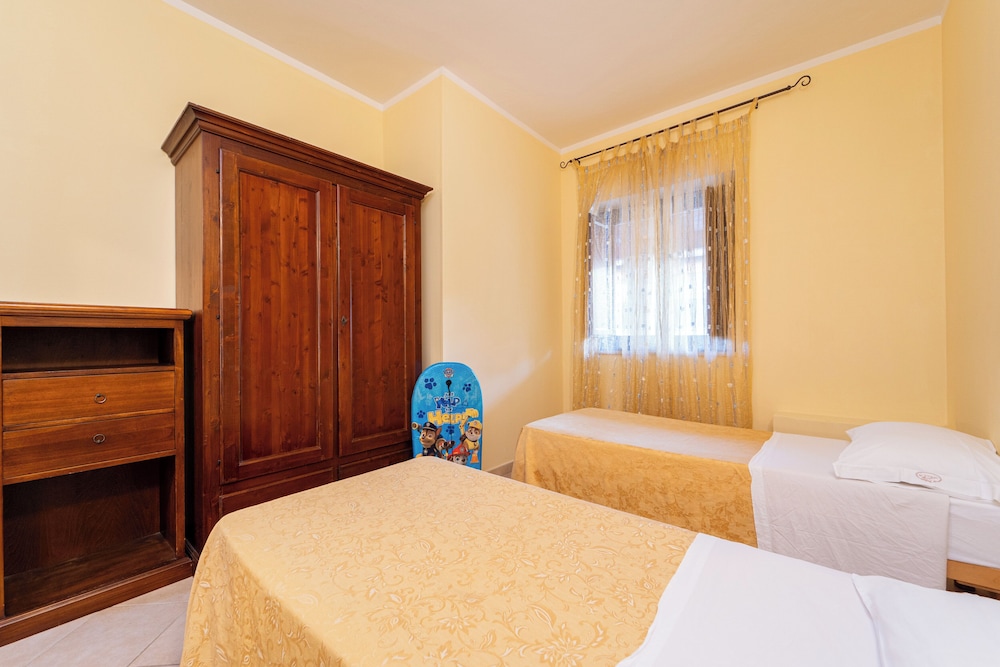 Family Room, 2 Bedrooms - Photo 9