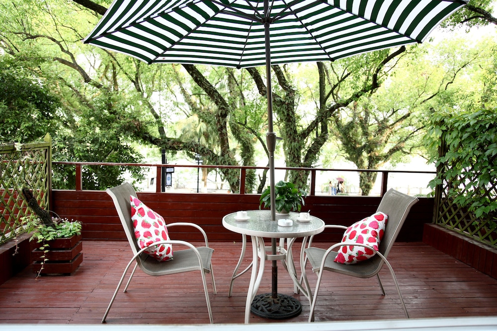 Deluxe Suite, 1 King Bed, River View photo 3