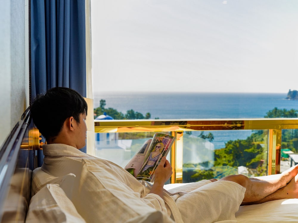 Ocean View Royal Suite with Jacuzzi - Photo 10