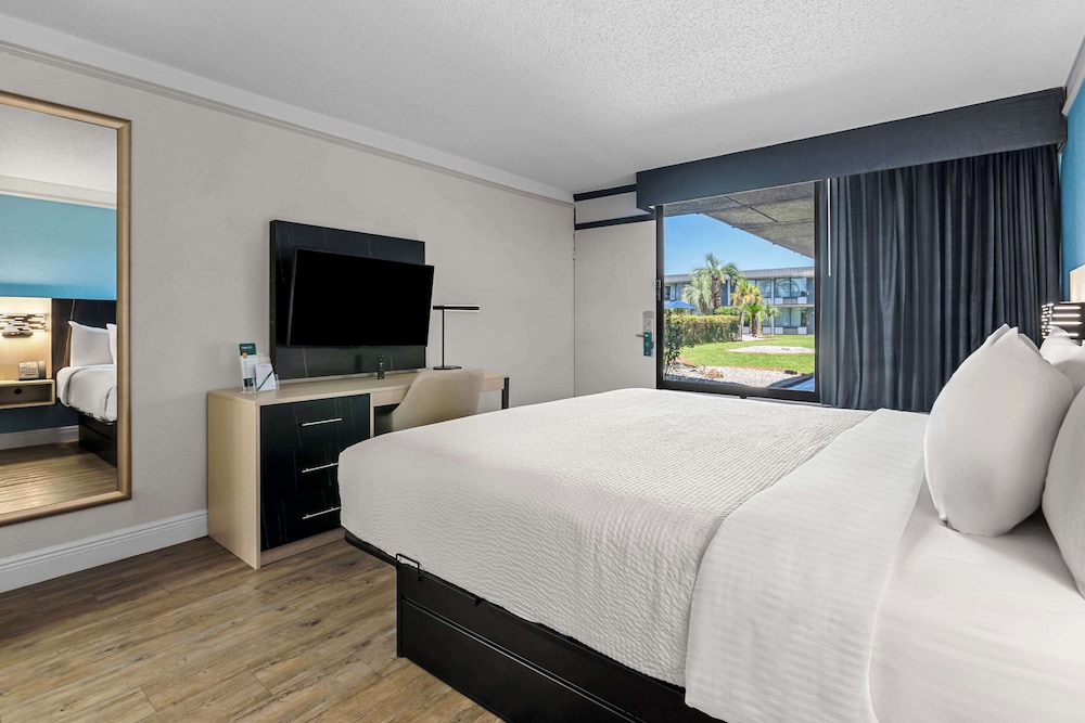 Standard Room, 1 King Bed, Non Smoking - Photo 2