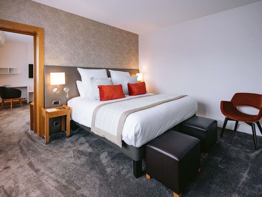 Family Suite, 1 King Bed with Sofa bed, City View - Photo 2
