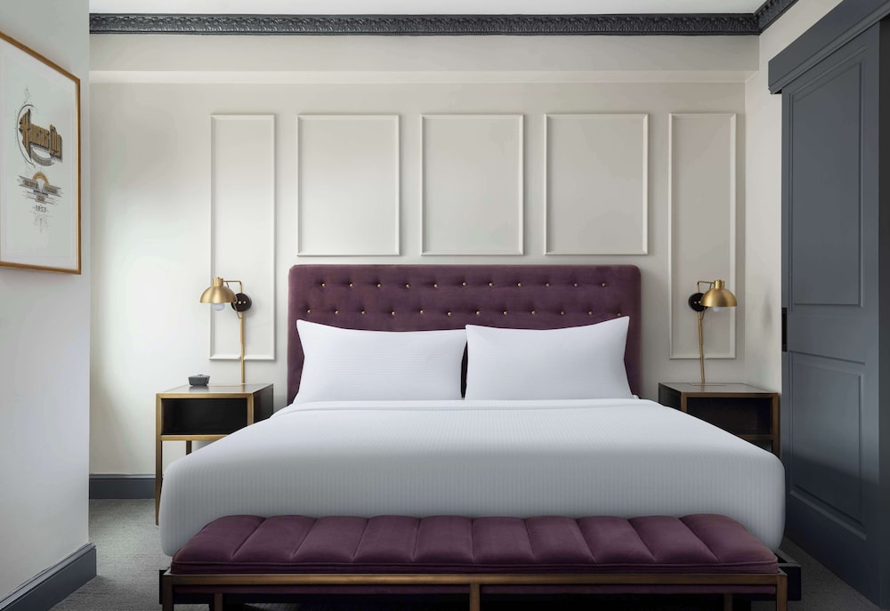 Deluxe Room, 1 King Bed (W/ Sitting Area) - Photo 3