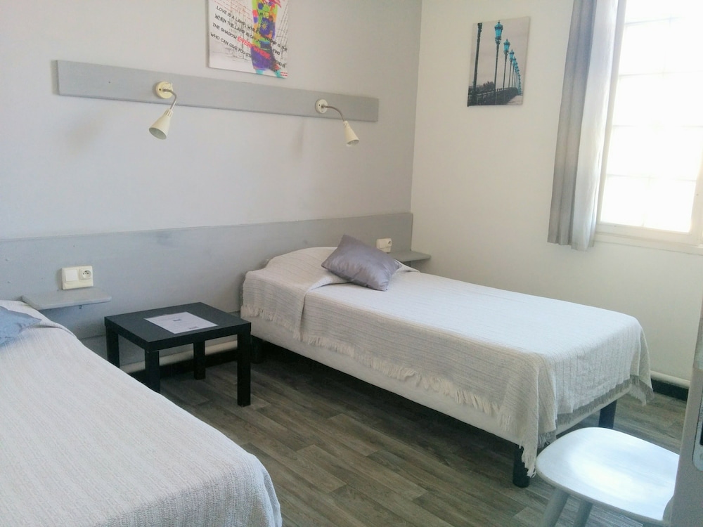 Twin Room - Photo 8