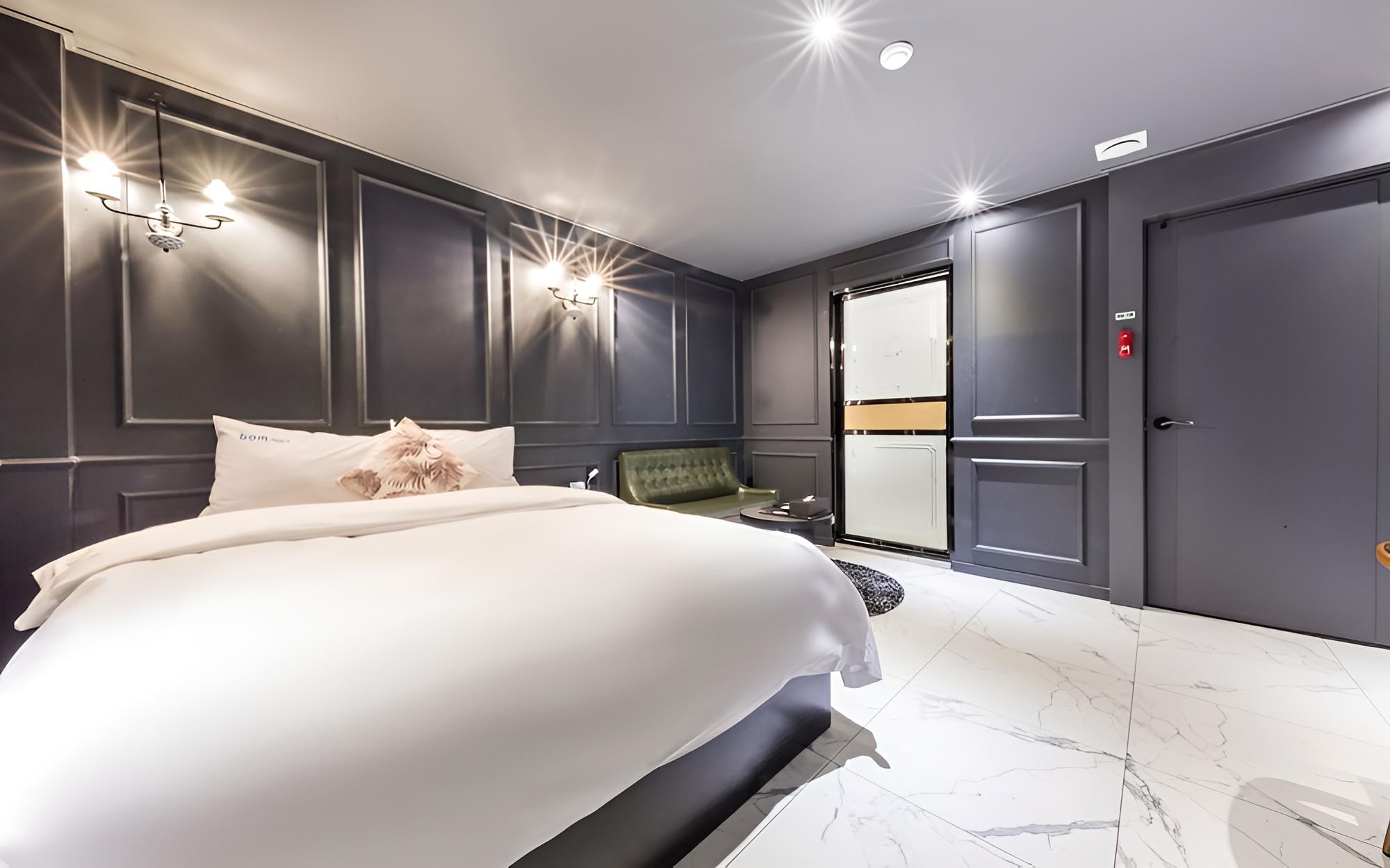Room (VIP (twin bed / Netflix / 65-inch TV )