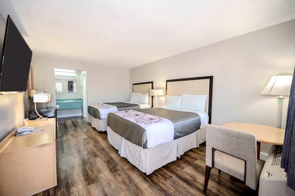 Standard Double Room, 2 Queen Beds photo 3