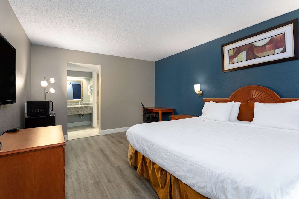 Room, 1 King Bed, Non Smoking - Photo 5