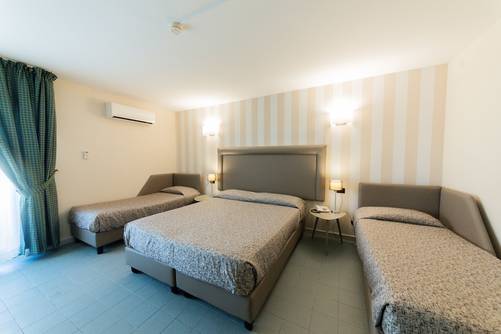 Family Room - Photo 2
