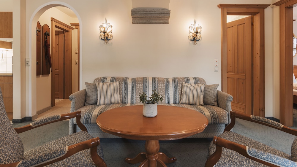 Luxury Studio Suite, 1 King Bed, Bathtub, Mountainside