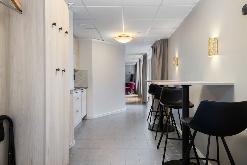 Standard Studio, Multiple Beds, Non Smoking, Kitchenette (Living Room) thumbnail 6