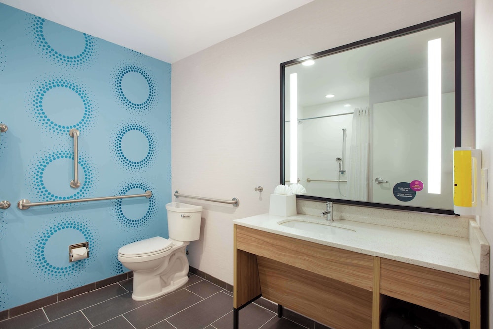 Room, 1 King Bed, Accessible (Roll-In Shower) - Photo 6