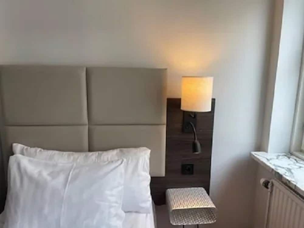 Single Room, 1 Twin Bed, Shared Bathroom photo 1