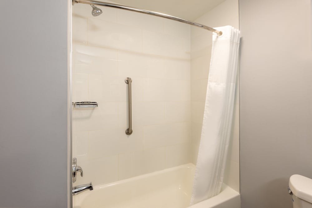 Room, 1 King Bed, Accessible, Bathtub (Hearing) - Photo 7