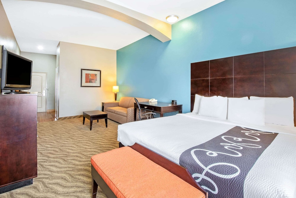 Deluxe Room, 1 King Bed, Accessible, Non Smoking (Mobility/Hearing, Tub w/ Grab Bars) - Photo 2