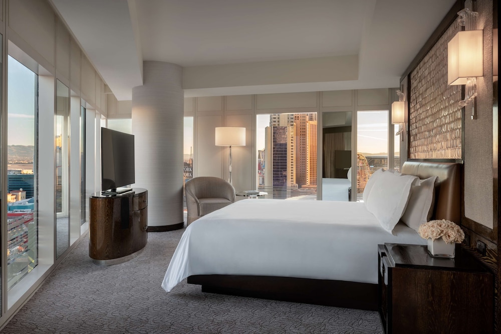 Suite, 1 Bedroom - Photo 2