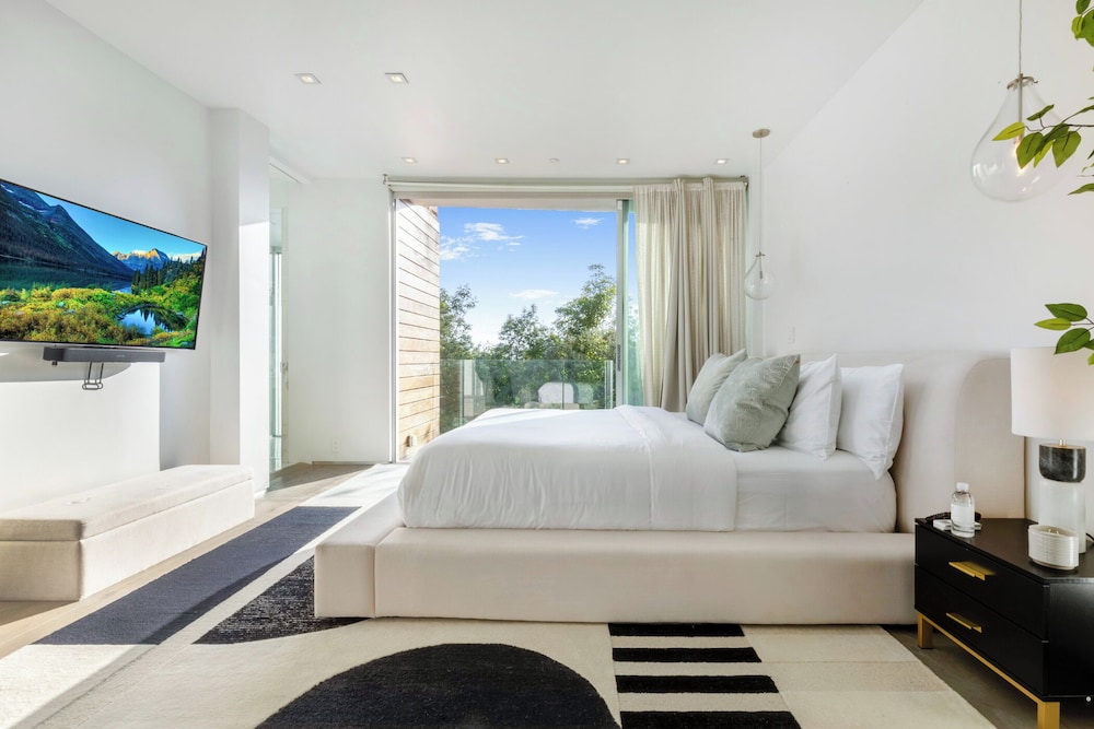 Luxury Villa, Multiple Beds, Balcony, City View (The Bird Nest) photo 2