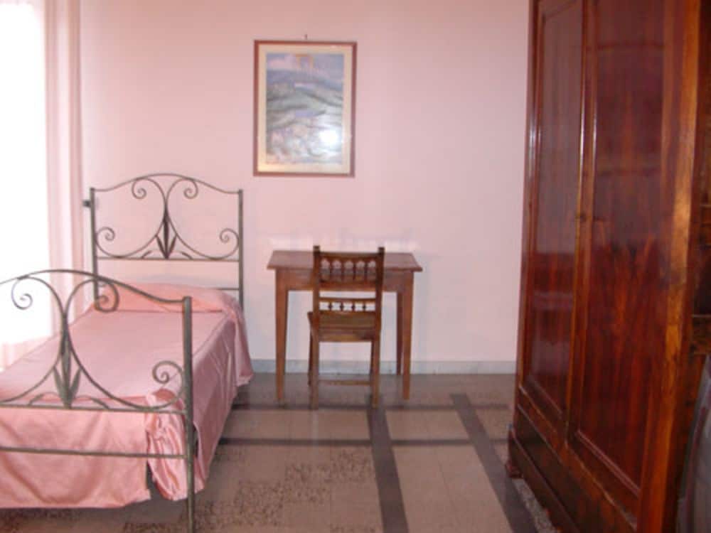 Single Room photo 3