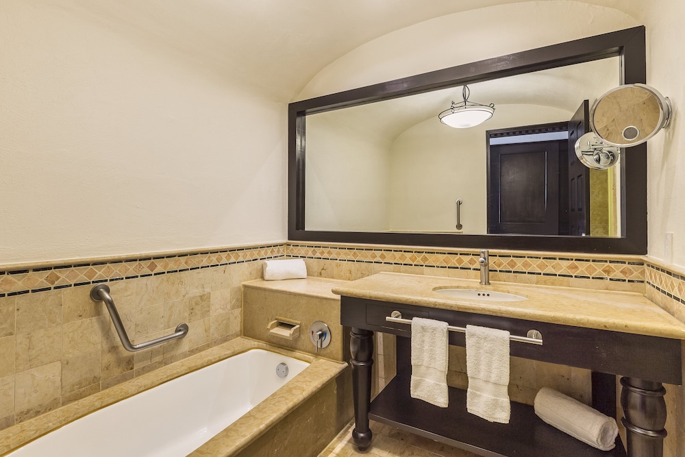 Deluxe Room, 1 King Bed, Ocean View - Photo 5
