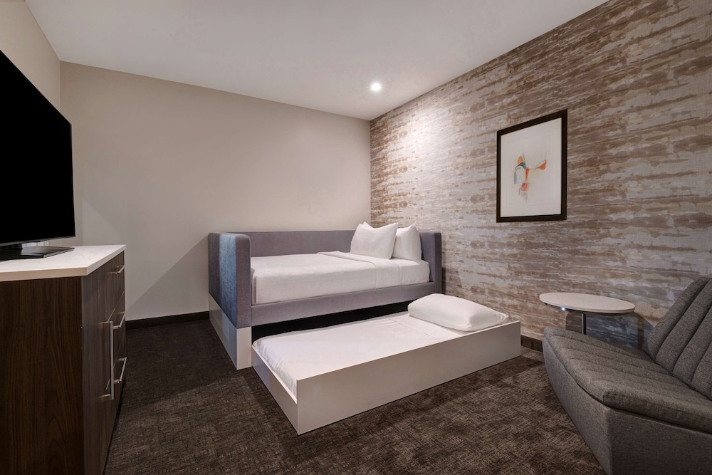 Suite, 2 Bedrooms, Non Smoking - Photo 6