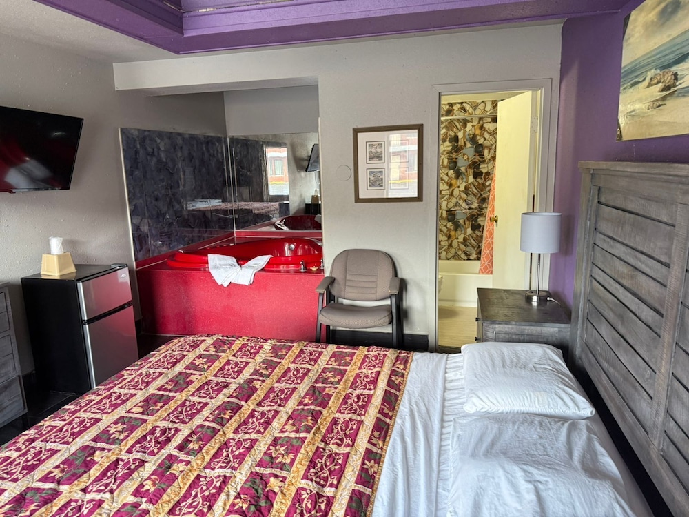 Suite, 1 King Bed, Smoking (Jacuzzi Tub) photo 3