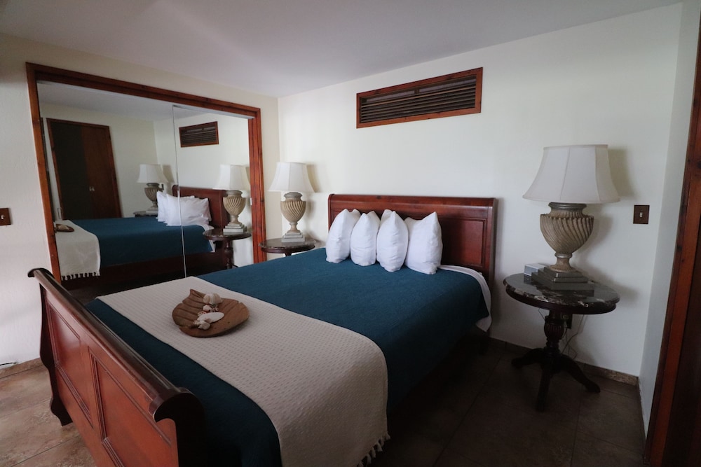 Deluxe Room, Multiple Beds, Private Bathroom photo 3