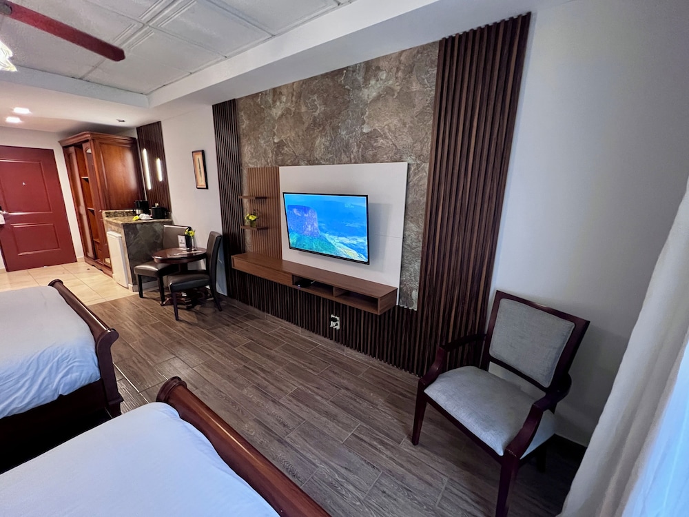 Standard Room, 2 Queen Beds, River View photo 3