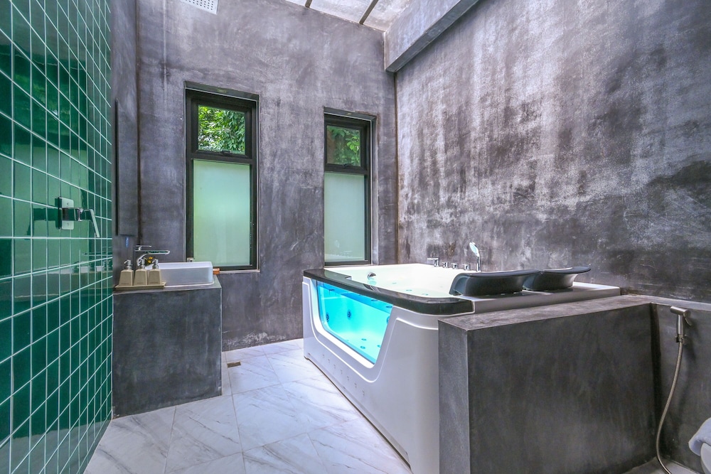 2 Bedroom Jacuzzi Villa - Photo 6