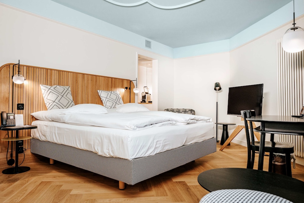 Deluxe Room, 1 Double Bed, Refrigerator (with Sofabed) - Photo 6