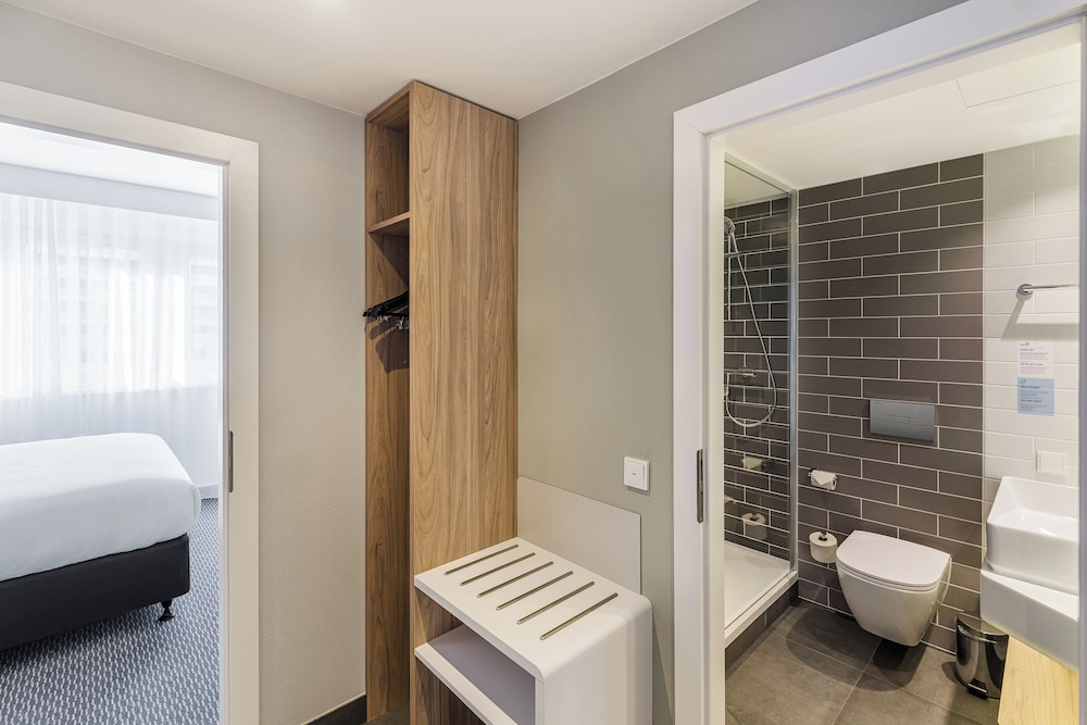Suite, 2 Bedrooms - Photo 7