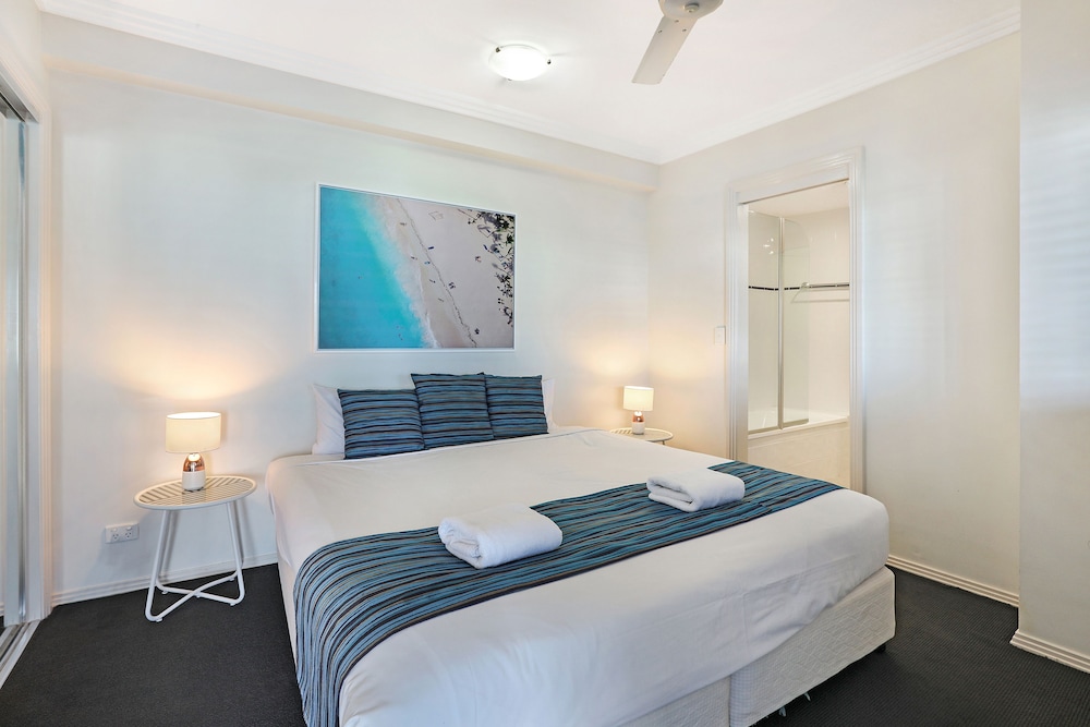 Absolute Waterfront 2 Bedroom Penthouse Apartment with Rooftop and Spa photo 3