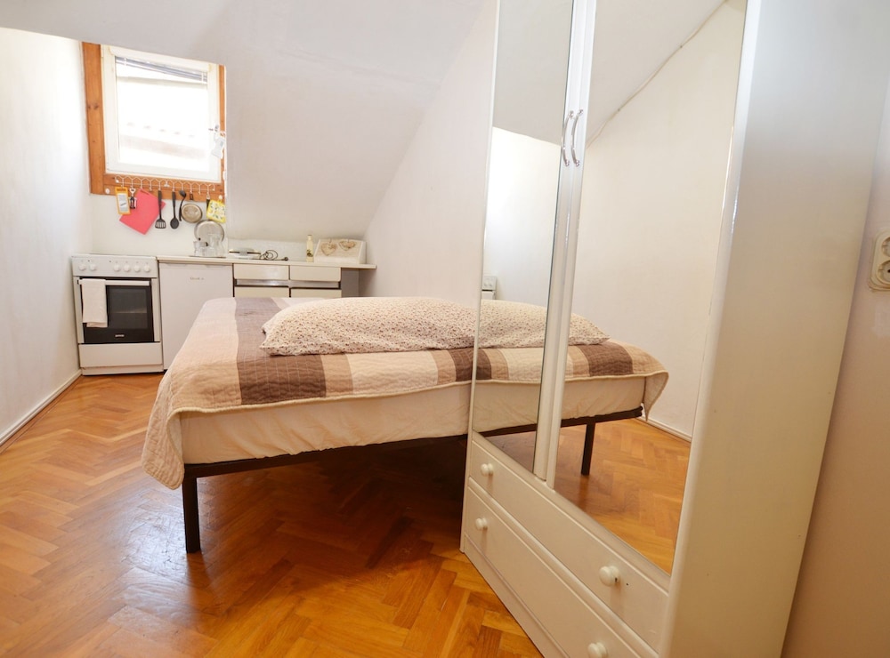 House (Single Room)