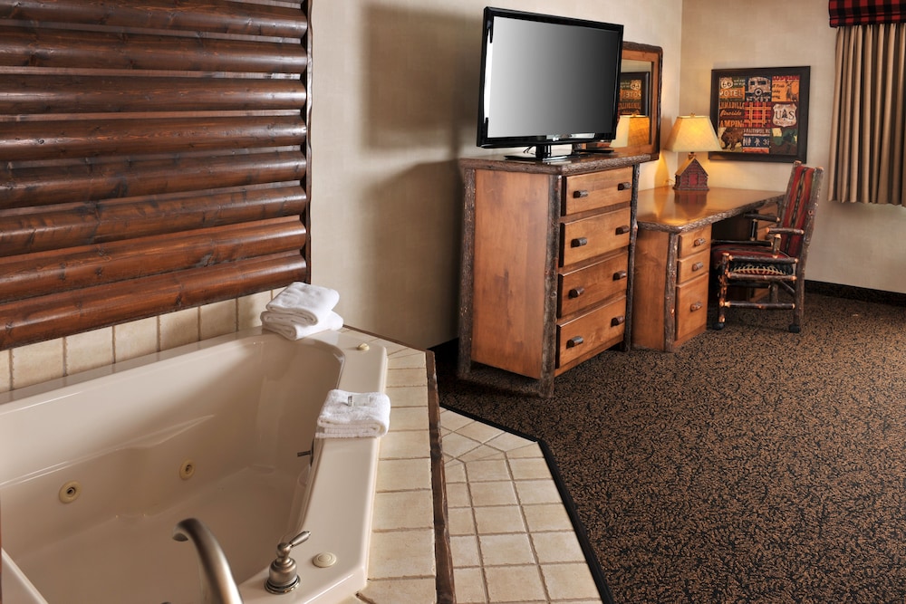 Expanded King with Whirlpool - Photo 4