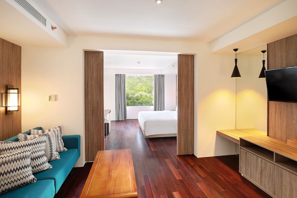 Deluxe Room, 1 King Bed, Balcony photo 3