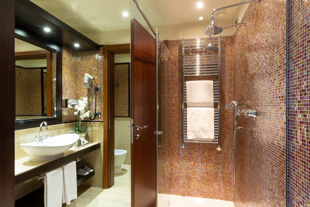 Family Suite, 2 Queen Beds, Balcony thumbnail 5