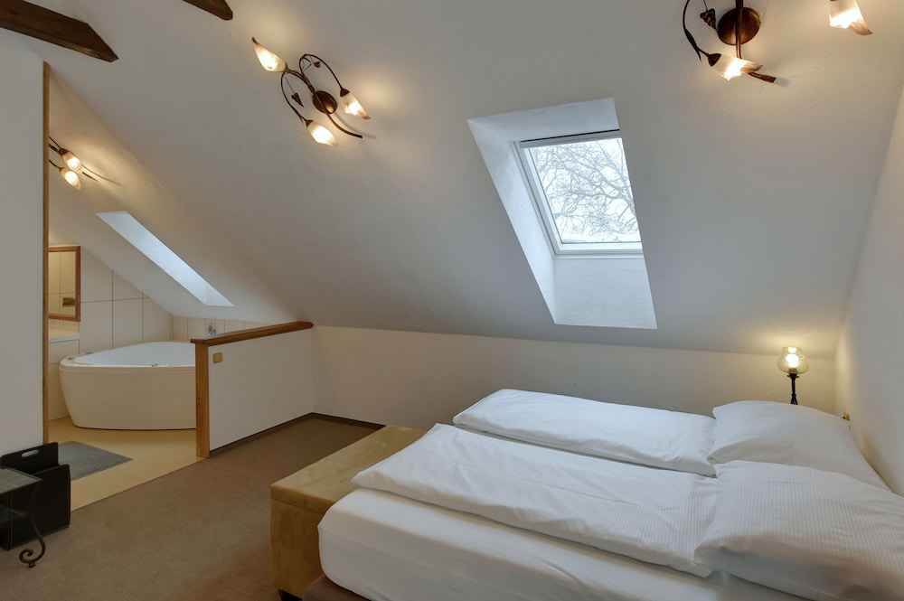 Deluxe Suite, 1 Bedroom, Jetted Tub, Garden View photo 3