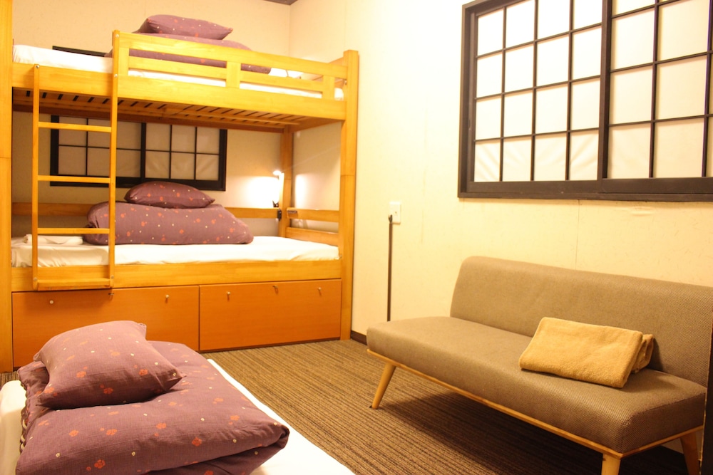 Triple Room, Ensuite (1 bunk bed and 1 mattress) photo 3
