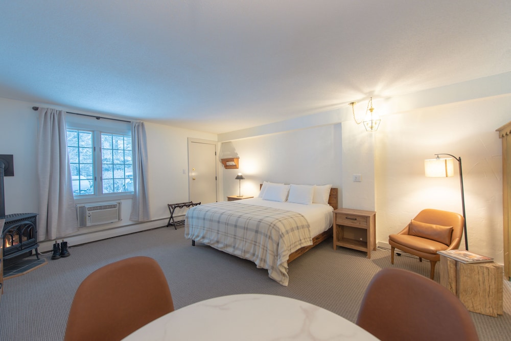 Deluxe Suite, 2 Bedrooms with Fireplace