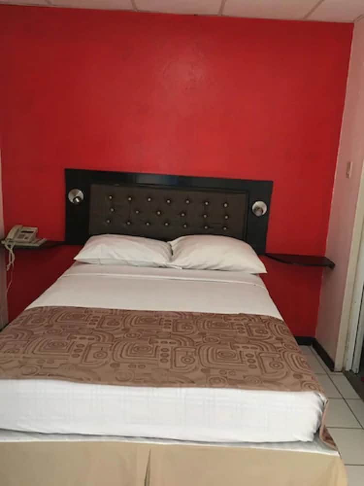 Standard Room, 1 King Bed photo 3