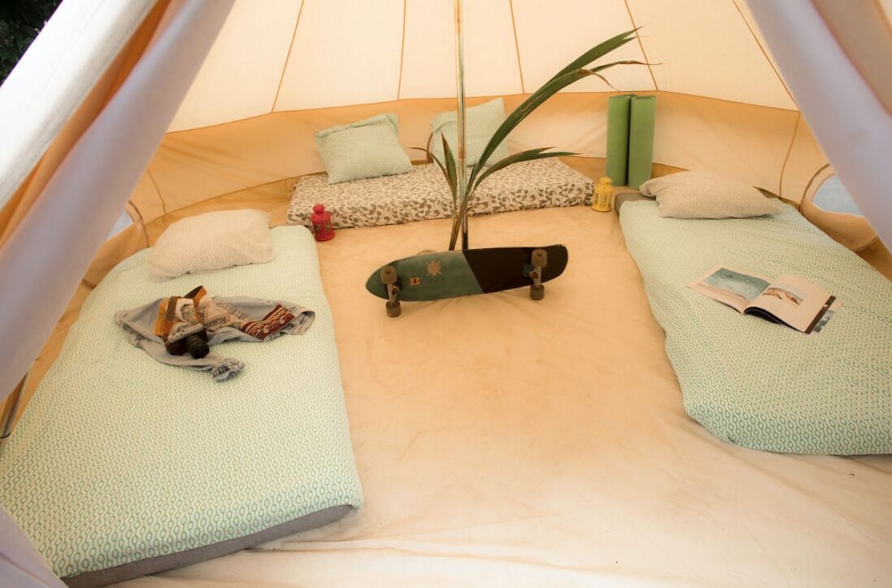 Basic Tent, 3 Twin Beds photo 1