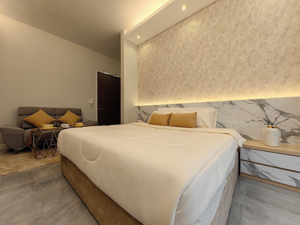 Premium Studio, 1 King Bed, Bathtub, City View