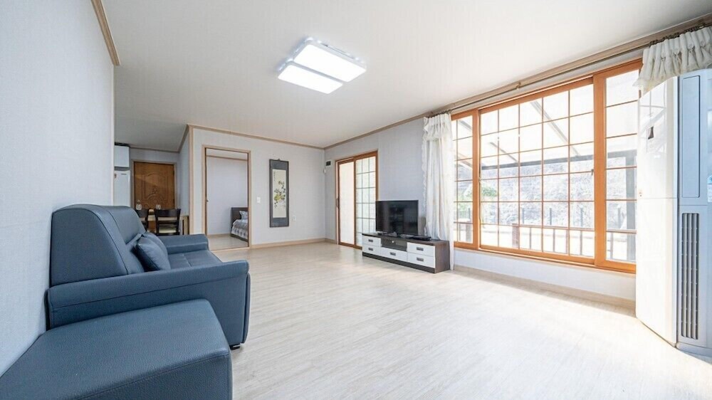 Room (private house) - Photo 9