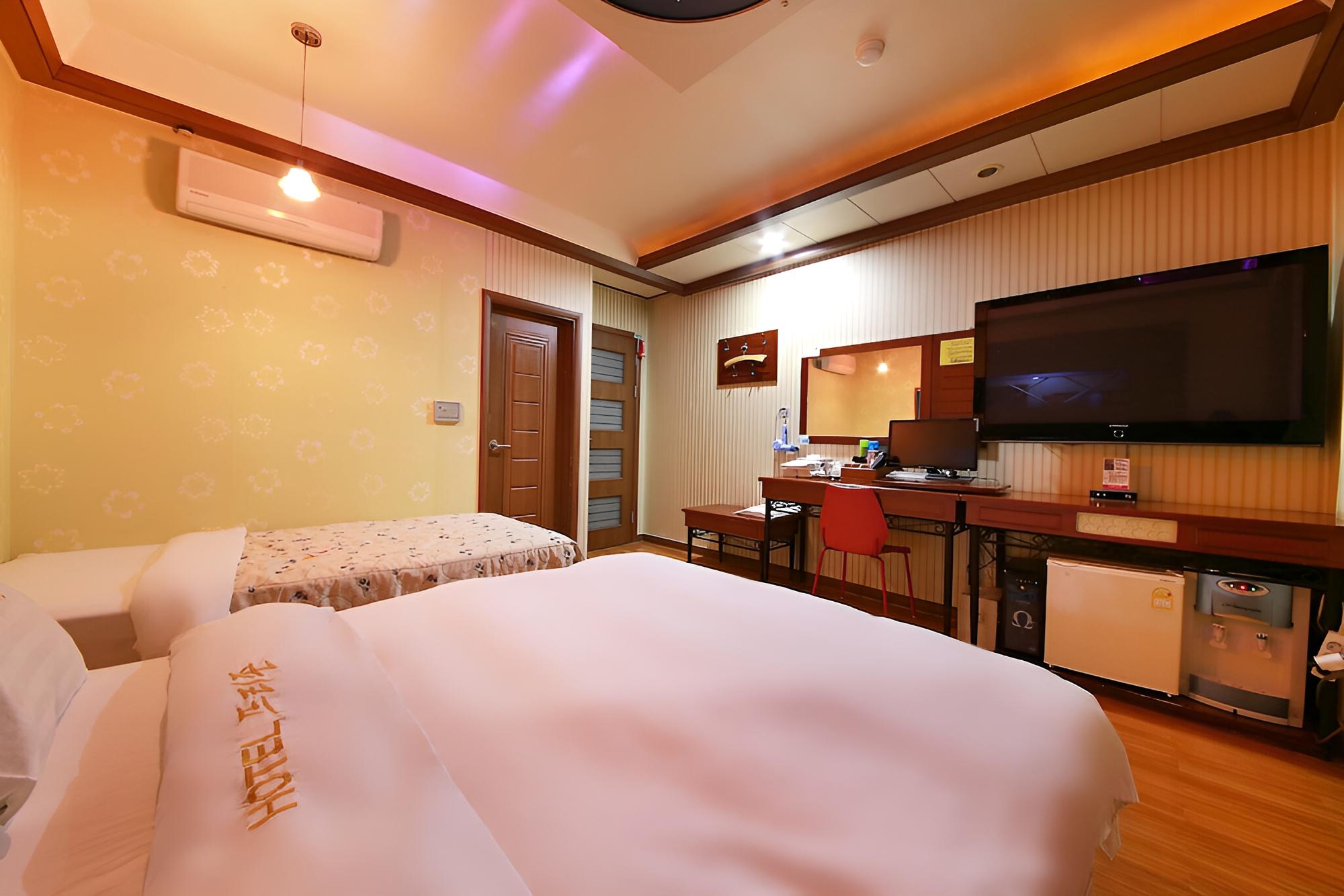 Room (General (no grilling or cooking in th) - Photo 5