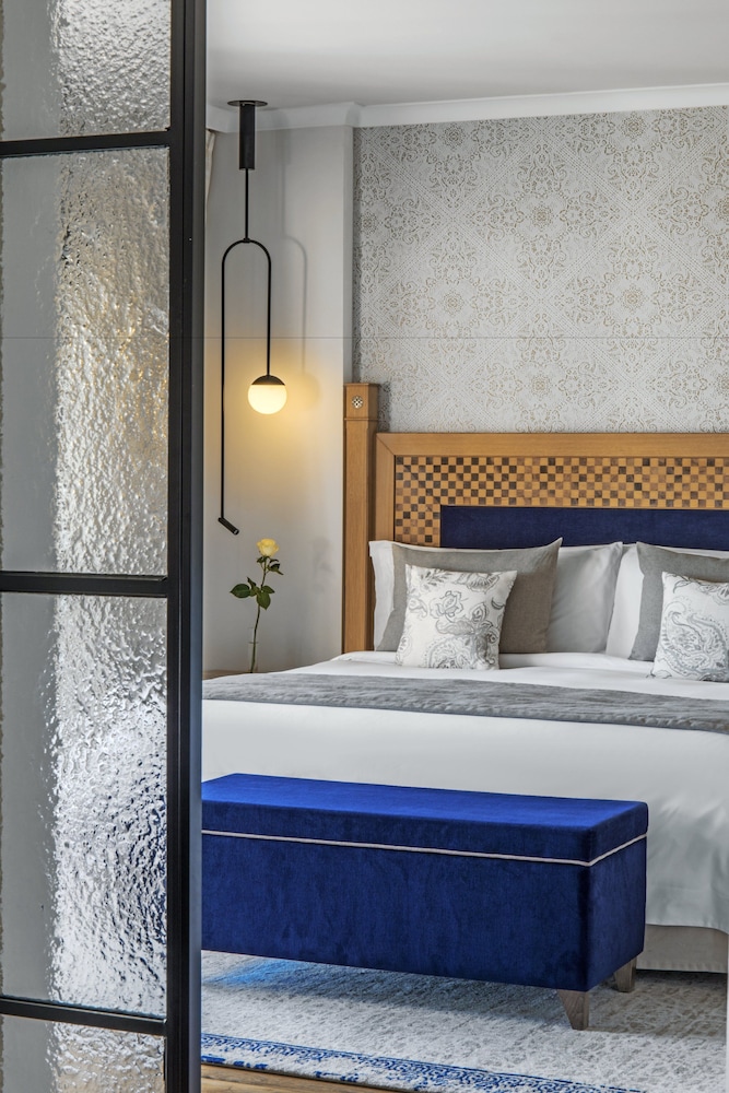 St. Regis 1 Bedroom Residence Suite, 1 King Bed thumbnail 6