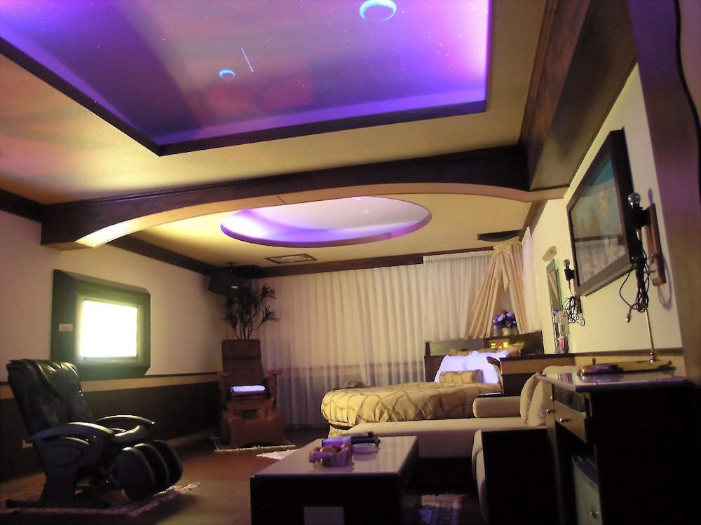 Royal Double or Twin Room, 1 King Bed, Private Pool photo 2