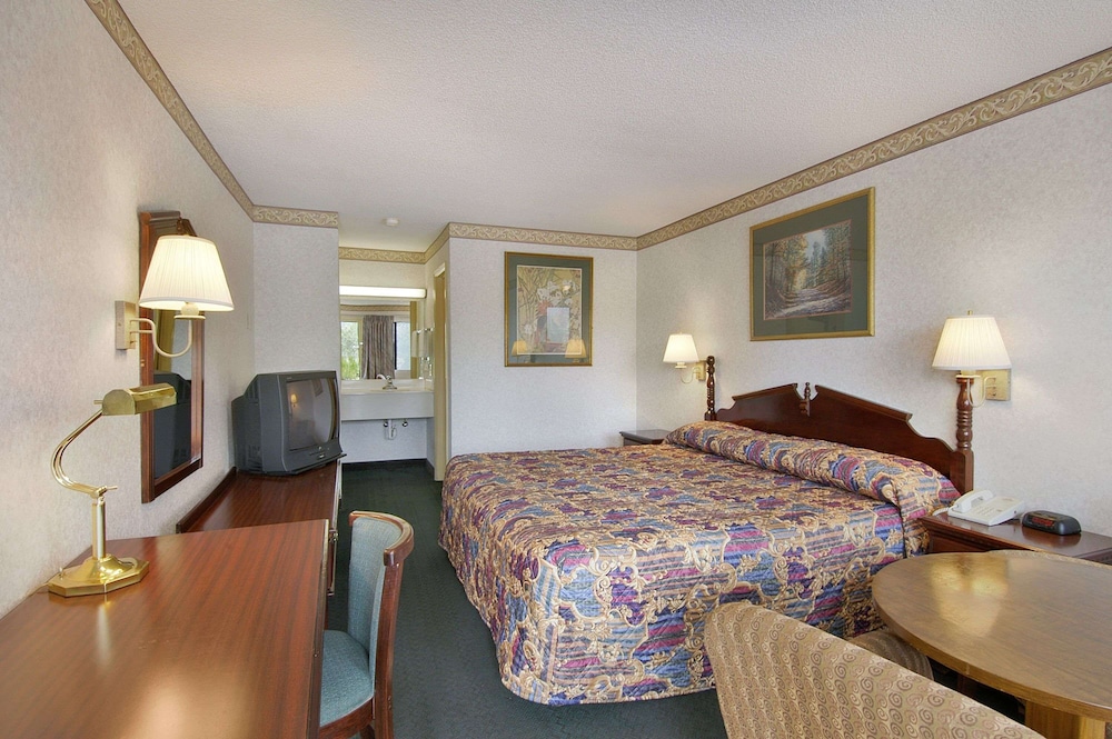 Standard Room, 1 King Bed - Photo 1