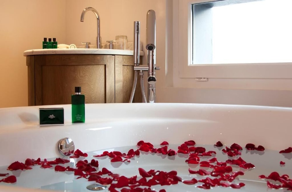 Suite, 1 King Bed, Hot Tub - Photo 6