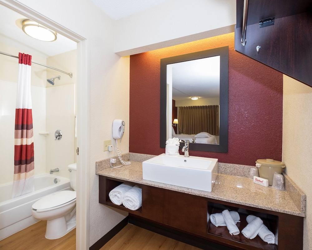 Premium Room, 1 King Bed (Upgraded Bedding & Snack, Smoke Free) - Photo 8
