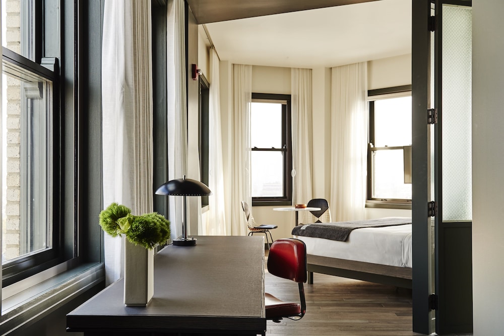 Room, 1 King Bed, Corner thumbnail 5