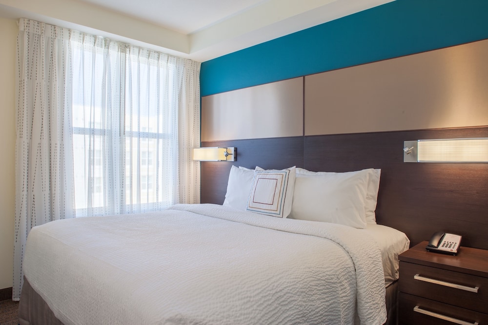 Two-Bedroom Suite with Roll-in Shower - Mobility and Hearing Accessible