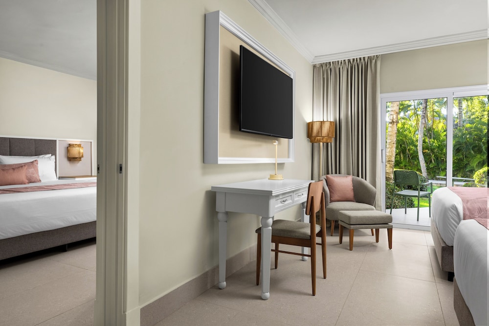 Junior Suite - 1 King Bed and 2 Double Beds - Photo 7